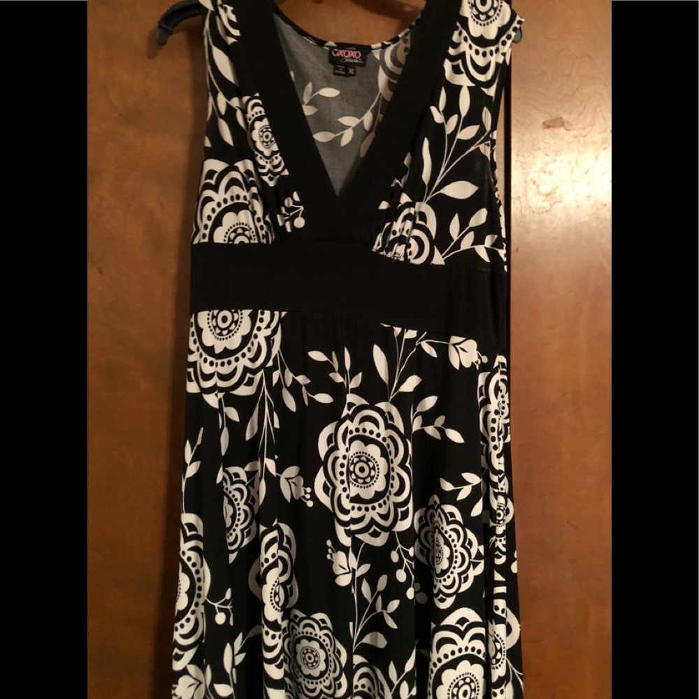 Sleeveless White Black Dress